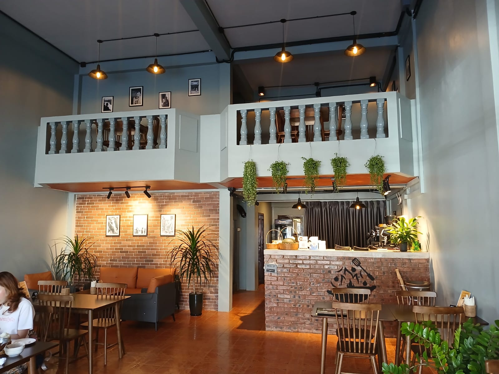 Arom Pakse Restaurant interior